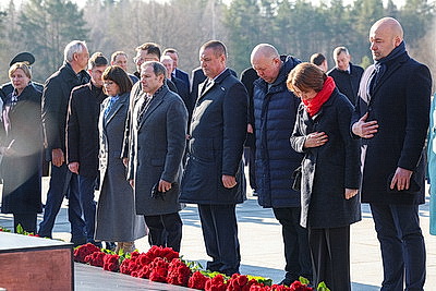 \"Пусть скорбь и печаль обернутся в мужество ваше и силу\". В Хатыни проходит всенародная вахта памяти