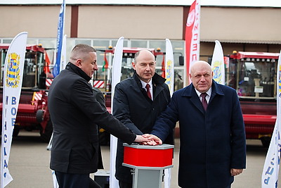 Техника к жатве: хозяйства Минской области получили 100 новых комбайнов