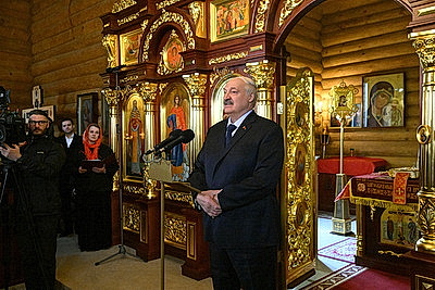 Лукашенко зажег пасхальную свечу в одном из деревенских храмов
