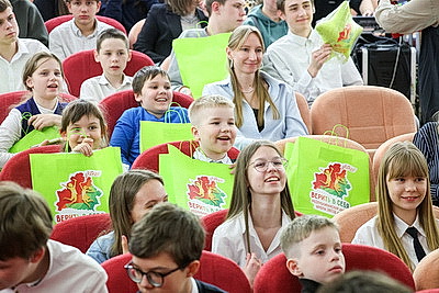 Песни и улыбки для детей и пожилых по всей стране. В Минске проходит акция \"Верить в себя\"