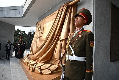 Лукашенко в Пхеньяне возложил венок к монументу \"Освобождение\"