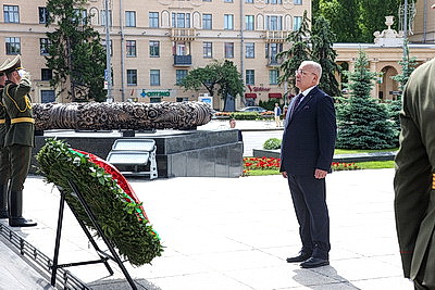 Председатель Национального народного собрания парламента Алжира возложил венок к монументу Победы в Минске