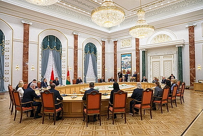 Лукашенко вручил дипломы доктора наук и аттестаты профессора