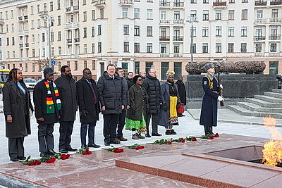 Парламентская делегация Зимбабве возложила венок и цветы к монументу Победы в Минске