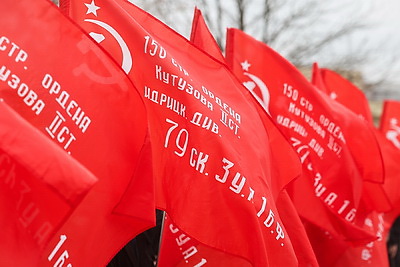 В Гродно школьникам передали капсулы памяти с землей погранзаставы \"Усово\" и копии знамени Победы