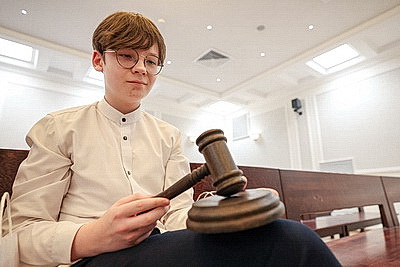 \"Гордимся тем, что нам выпала такая честь\". В Верховном Суде столичным школьникам вручили первые паспорта