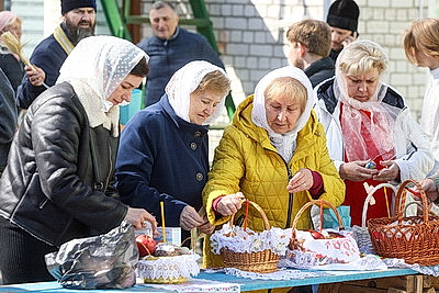 Православные верующие освящают пасхальную трапезу в храмах Беларуси