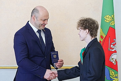 18 отличников учебы из Витебской области получили первые паспорта