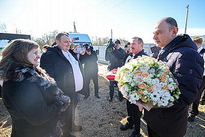 Мамина мечта исполнилась. Многодетной семье из Вилейского района подарили автомобиль