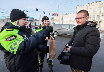 Сотрудники ГАИ традиционно поздравили водителей-мужчин во время праздничной акции в Витебске