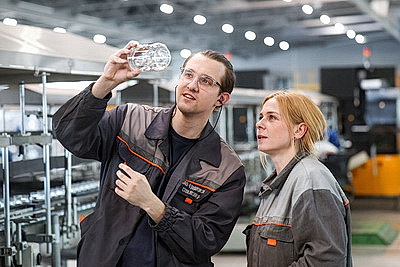 Как хрупкая женщина из Гродно держит под контролем стекловаренную печь