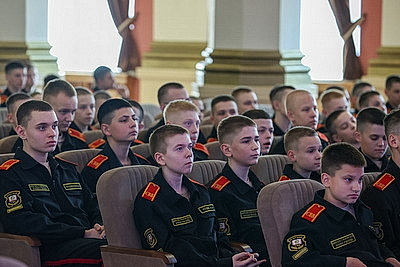 Чемпион мира по греко-римской борьбе провел встречу с суворовцами