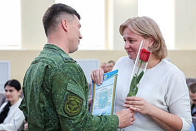 Главный подарок ко Дню матери - время с сыновьями. Солдаты-срочники 38-й бригады поздравили своих мам