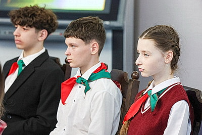 Крутой - школьникам: паспорт - это документ, в котором встречается ваша личная история и корни всей страны