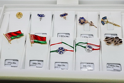 Белорусские льняные изделия, косметика, фарфор. Что показали зарубежным дамам на приеме накануне 8 Марта