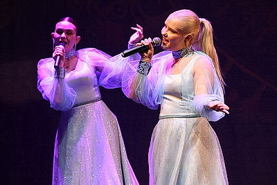 \"Ода белорусской женщине\". Со сцены Купаловского театра читают стихи на \"роднай мове\"