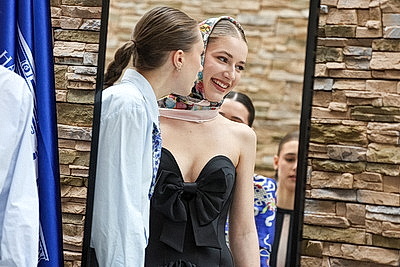 В НХМ состоялась перформанс-презентация коллекционных платков \"Все носят Царфина\"