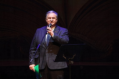 \"Ода белорусской женщине\". Со сцены Купаловского театра читают стихи на \"роднай мове\"