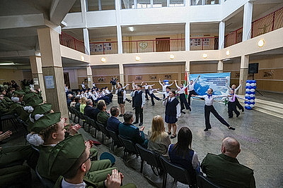 \"Воспитать внутренний стержень\". Чему научат школьников в новом военно-патриотическом клубе \"АрмАдА\"