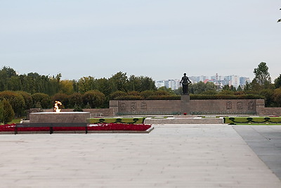 Крутой возложил цветы на Пискаревском кладбище в годовщину начала блокады Ленинграда