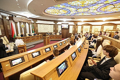 \"Гордимся тем, что нам выпала такая честь\". В Верховном Суде столичным школьникам вручили первые паспорта