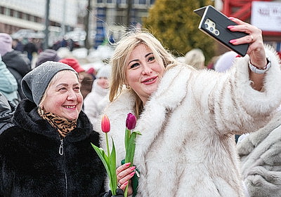 С танцами, цветами и с 30-метровой высоты. Спасатели в Витебске поздравили женщин с 8 Марта