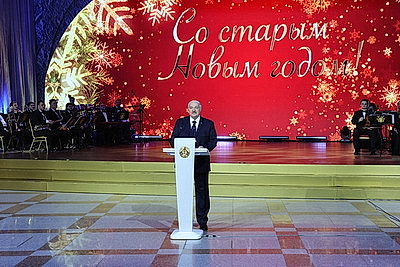 \"Мы все служим Отечеству\". Лукашенко отметил заслуги тех, кто двигает Беларусь вперед конкретными делами