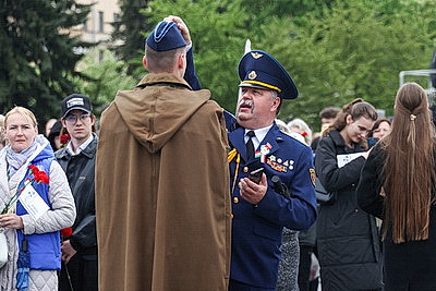 Народное возложение цветов к монументу Победы проходит в Минске