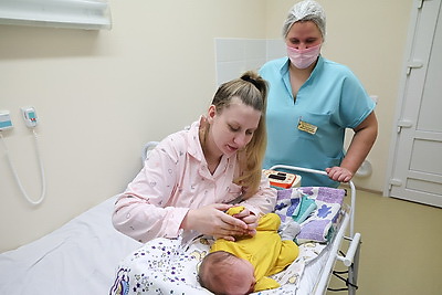 В Могилеве поздравили женщину, родившую в первые минуты нового года