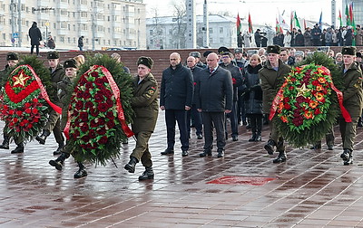Праздник мужества и верности долгу: в регионах Беларуси 23 февраля прошли торжественные митинги