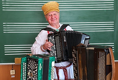 Музыкальные инструменты, на которых играют и за рубежом, создает поставский мастер