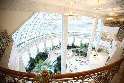 Для научных сотрудников НАН и представителей БГЭУ провели экскурсию во Дворце Независимости