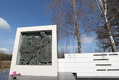 Республиканский субботник: коллектив Администрации Президента принял участие в благоустройстве мемориального комплекса и посадке леса