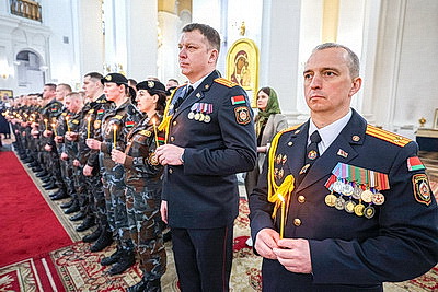 Хоругвь с ликом Александра Невского вручили отряду милиции особого назначения УВД Витебского облисполкома