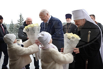 Лукашенко зажег рождественскую свечу в храме в Минском районе