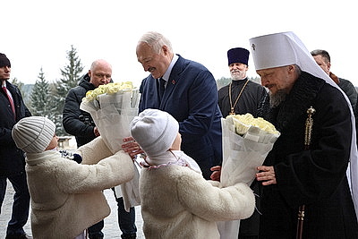 Лукашенко зажег рождественскую свечу в храме в Минском районе