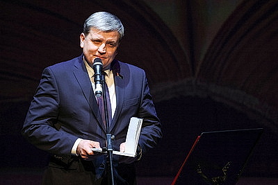 \"Ода белорусской женщине\". Со сцены Купаловского театра читают стихи на \"роднай мове\"