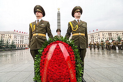 Заместитель председателя КНР возложил венок к монументу Победы в Минске