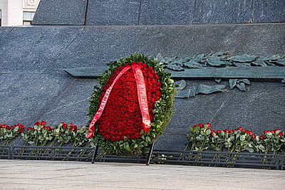 Участники Контртеррористического форума возложили цветы к монументу Победы в Минске