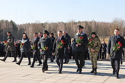 \"Пусть скорбь и печаль обернутся в мужество ваше и силу\". В Хатыни проходит всенародная вахта памяти