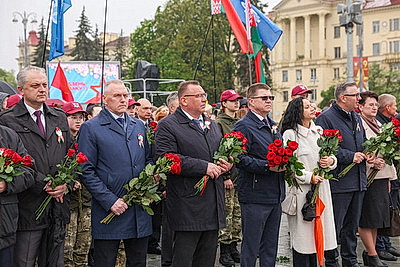 Народное возложение цветов к монументу Победы проходит в Минске