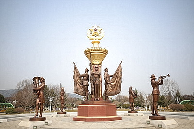 Лукашенко по прибытии в Пхеньян посетил Кымсусанский дворец Солнца и почтил память корейских вождей