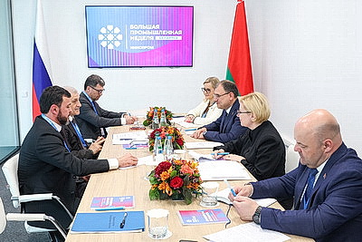 Главная тема - промышленное сотрудничество. Каранкевич встретился с руководителями делегаций регионов РФ