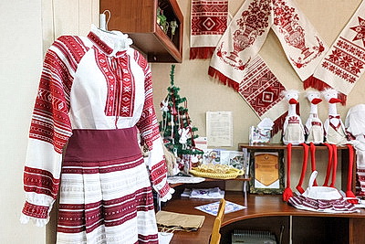 Дизайнерский наряд с кодом предков. Костюмы Малоритского строя вписались в современный гардероб