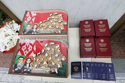 \"Каждый рад получить тут паспорт\". Всебелорусская акция \"Мы - граждане Беларуси!\" прошла в ЦИК 