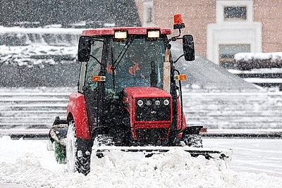 Более 1,1 тыс. единиц спецтехники устраняют последствия снегопада в Беларуси