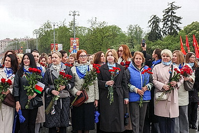 Народное возложение цветов к монументу Победы проходит в Минске