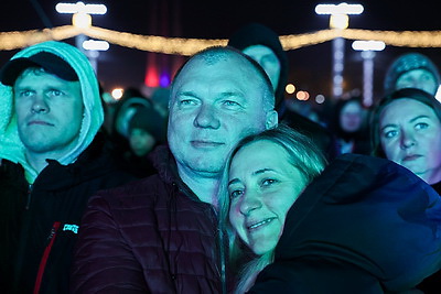 В регионах акция \"Споем \"День Победы\" вместе\" и фейерверк завершили празднование 9 Мая