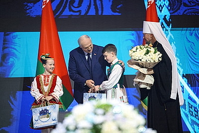 Лукашенко вручил премии \"За духовное возрождение\" и спецпремии Президента