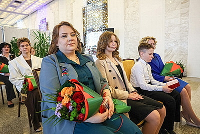 Орденом Матери наградили 42 представительниц Минской области